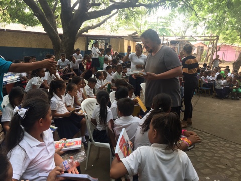 Entrega de Libros en Aposentillo-Nicaragua.